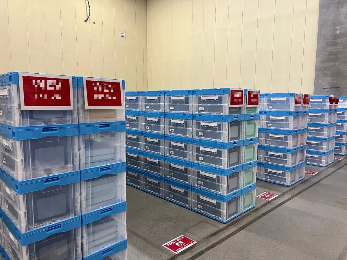 商品が仕分けされたケース