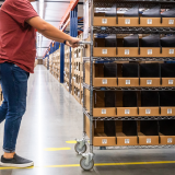 倉庫への荷物の出し入れはスタッフに
お任せ！<span class="blue">倉庫に行かなくてOK</span>